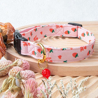 Collier chien motif fraise sur fond rose