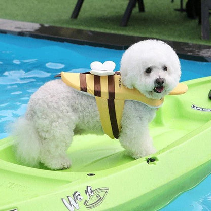 Gilet de sauvetage chien porté par bichon dans canoé