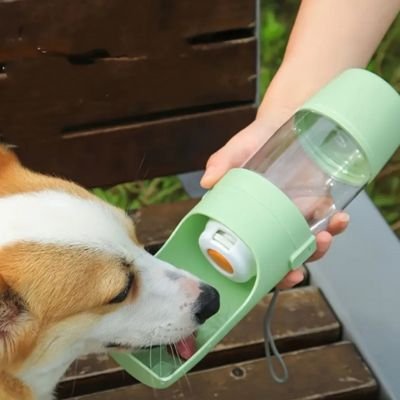 Gourde Chien avec gamelle intégrée verte pratique légère