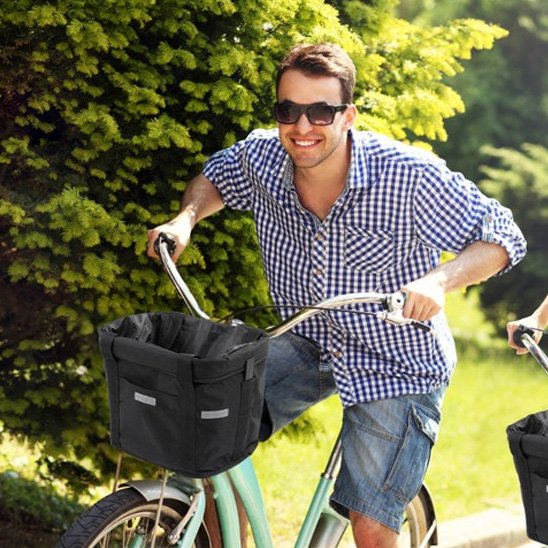 Homme avec Panier velo chien en balade