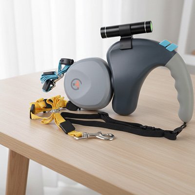 Laisse double pour Chien design et robuste posée sur table 