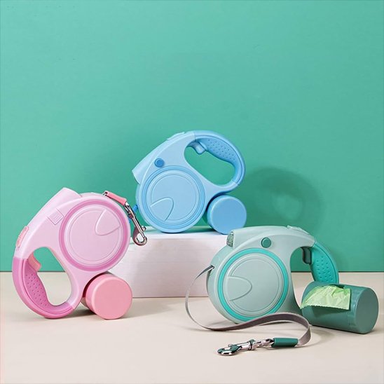 Laisse enrouleur chien variantes rose bleue et verte avec boitier pour sac à excrément intégré