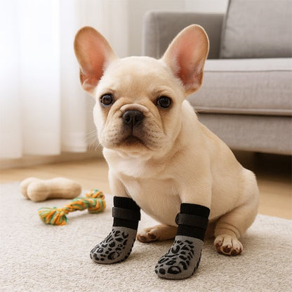 Petit bulldog avec Chaussette pour chien motif léopard assis sur tapis